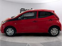 Usado Toyota Aygo X-play 72 CV (52 kW) 2022 Rojo Utilitario