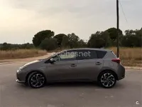 Usado Toyota Auris Hybrid 136 CV (100 kW) 2016 Gris / plata Berlina