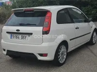 Usado Ford Fiesta 90 CV (66 kW) 2005 Blanco Utilitario