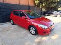 Usado Hyundai i30 Comfort 109 CV (80 kW) 2010 Rojo Utilitario