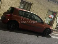 Usado Renault Mégane II Dynamique 80 CV (58 kW) 2003 Rojo Berlina
