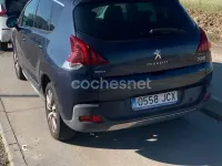 Usado Peugeot 3008 Style 120 CV (88 kW) 2015 Negro Familiar