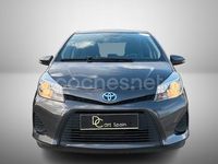 Usado Toyota Yaris Hybrid Advance 100 CV (73 kW) 2013 Gris / plata Berlina