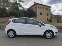 Usado Ford Fiesta Trend 75 CV (55 kW) 2015 Blanco Utilitario