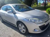Usado Renault Mégane Dynamique 105 CV (77 kW) 2010 Gris / plata Berlina