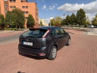 Usado Ford Focus Trend 100 CV (73 kW) 2011 Gris / plata Berlina