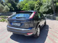 Usado Ford Focus Trend 109 CV (80 kW) 2010 Gris / plata Berlina