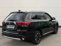 Usado Mitsubishi Outlander P-HEV 203 CV (149 kW) 2018 Negro SUV