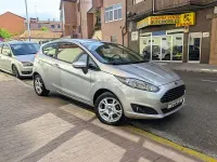Usado Ford Fiesta Trend 100 CV (73 kW) 2013 Gris / plata Berlina