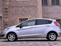 Usado Ford Fiesta Trend 82 CV (60 kW) 2017 Gris / plata Berlina
