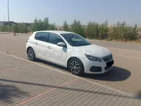 Usado Peugeot 308 Access 100 CV (73 kW) 2018 Blanco Berlina