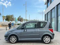 Usado Peugeot 1007 75 CV (55 kW) 2006 Gris / plata Monovolumen