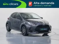 Usado Toyota Yaris Hybrid Style 116 CV (85 kW) 2022 Gris / plata Berlina