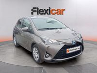 Usado Toyota Yaris Hybrid Active 100 CV (73 kW) 2019 Gris Berlina