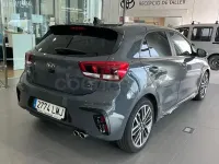 Usado Kia Rio GT-Line 84 CV (61 kW) 2021 Gris / plata Berlina