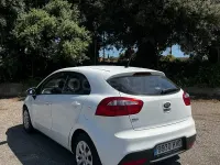 Usado Kia Rio 85 CV (62 kW) 2014 Blanco Berlina