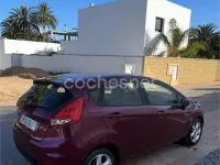 Usado Ford Fiesta Trend 82 CV (60 kW) 2009 Granate Berlina