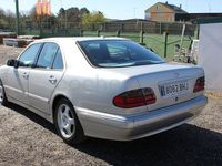 Usado Mercedes E320 Avantgarde 197 CV (144 kW) 2001 Gris / plata Berlina