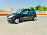 Usado Renault Scénic Dynamique 105 CV (77 kW) 2008 Negro Monovolumen