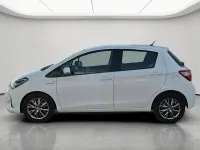 Usado Toyota Yaris Hybrid Active 100 CV (73 kW) 2020 Blanco Berlina