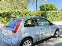 Usado Ford Fiesta 90 CV (66 kW) 2006 Azul Utilitario