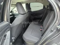 Usado Toyota Yaris Hybrid Active 116 CV (85 kW) 2021 Gris / plata Berlina