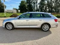 Usado Skoda Superb Ambition 150 CV (110 kW) 2022 Gris / plata Familiar