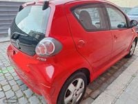 Usado Toyota Aygo 68 CV (50 kW) 2010 Rojo Utilitario