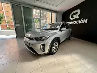 Usado Kia Stonic 100 CV (73 kW) 2024 Gris / plata SUV