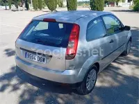 Usado Ford Fiesta 68 CV (50 kW) 2005 Gris / plata Utilitario