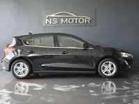 Usado Ford Focus Trend 125 CV (91 kW) 2020 Negro Berlina