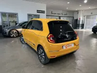 Usado Renault Twingo Techno 60 kW (82 CV) 2023 Amarillo Utilitario