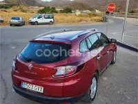 Usado Renault Mégane GrandTour Dynamique 105 CV (77 kW) 2010 Granate Familiar