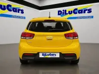 Usado Kia Rio 84 CV (61 kW) 2023 Amarillo Berlina