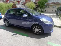 Usado Peugeot 208 Active 68 CV (50 kW) 2012 Violeta / lila Utilitario