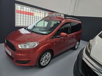 Usado Ford Tourneo Courier Ambiente 100 CV (73 kW) 2017 Granate Monovolumen