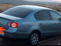 Usado VW Passat Trendline 140 CV (102 kW) 2007 Azul Berlina