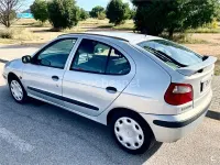 Usado Renault Mégane 100 CV (73 kW) 1999 Gris / plata Berlina