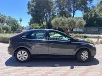 Usado Ford Focus Trend 109 CV (80 kW) 2010 Gris / plata Berlina