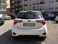 Usado Toyota Yaris Hybrid Active 99 CV (72 kW) 2018 Blanco Berlina