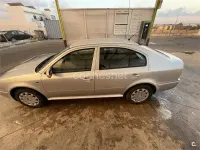 Usado Skoda Octavia Ambiente 90 CV (66 kW) 2003 Gris / plata Berlina