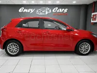 Usado Kia Rio 84 CV (61 kW) 2023 Rojo Berlina