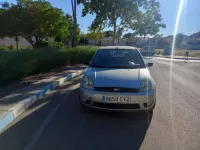 Usado Ford Fiesta Trend 68 CV (50 kW) 2004 Gris Utilitario