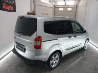 Usado Ford Tourneo Courier Ambiente 100 CV (73 kW) 2016 Gris / plata Monovolumen