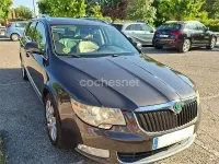 Usado Skoda Superb Elegance 140 CV (102 kW) 2010 Marrón Familiar