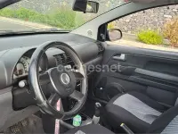 Usado VW Fox 75 CV (55 kW) 2005 Gris / plata Utilitario