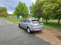 Usado Ford Focus Trend 109 CV (80 kW) 2005 Gris / plata Berlina