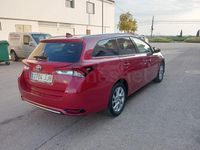 Usado Toyota Auris Hybrid Active 136 CV (100 kW) 2015 Rojo Berlina