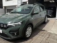 Usado Dacia Sandero Expression 91 CV (66 kW) 2023 Verde Utilitario