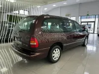 Usado Chrysler Grand Voyager 150 CV (110 kW) 2002 Granate Monovolumen